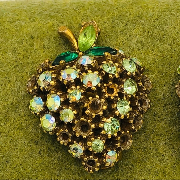 Vintage Clip on Earrings - Picture 4 of 6